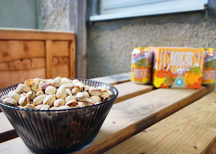 Sleek And Stylish 2 Bed In Clifton - Garden