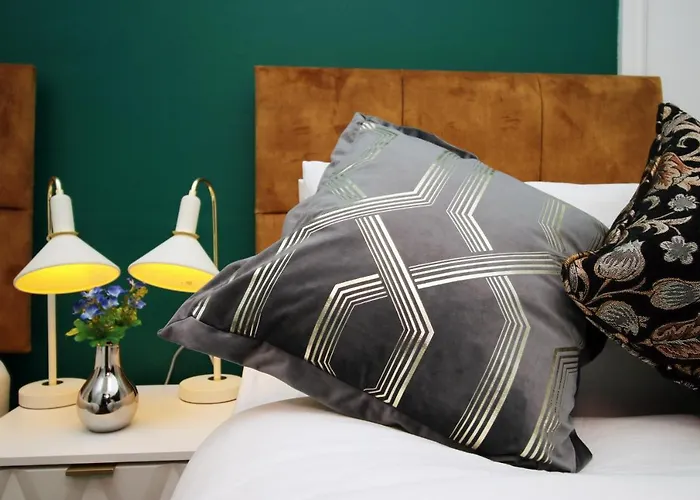 Sleek And Stylish 2 Bed In Clifton - Garden