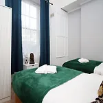 Sleek And Stylish 2 Bed In Clifton - Garden *