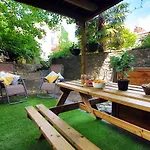 Sleek And Stylish 2 Bed In Clifton - Garden *