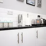 Sleek And Stylish 2 Bed In Clifton - Garden * Bristol