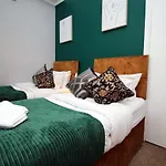 Sleek And Stylish 2 Bed In Clifton - Garden * Bristol