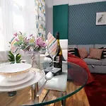 Sleek And Stylish 2 Bed In Clifton - Garden Apartment