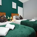 Sleek And Stylish 2 Bed In Clifton - Garden Apartment *