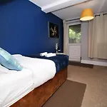 Sleek And Stylish 2 Bed In Clifton - Garden Apartment Bristol