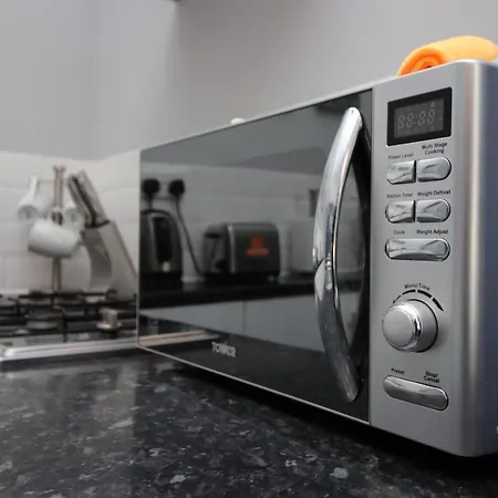 Sleek And Stylish 2 Bed In Clifton - Garden Apartment *