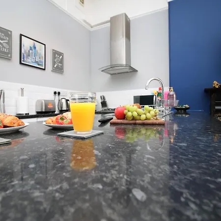 Sleek And Stylish 2 Bed In Clifton - Garden Apartment Bristol