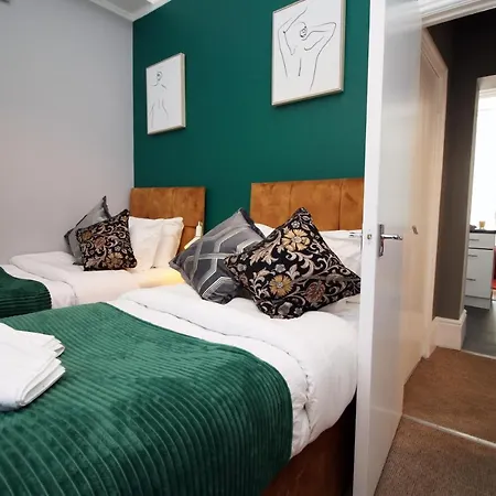 Sleek And Stylish 2 Bed In Clifton - Garden Apartment *