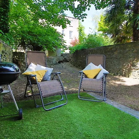 Sleek And Stylish 2 Bed In Clifton - Garden Apartment *