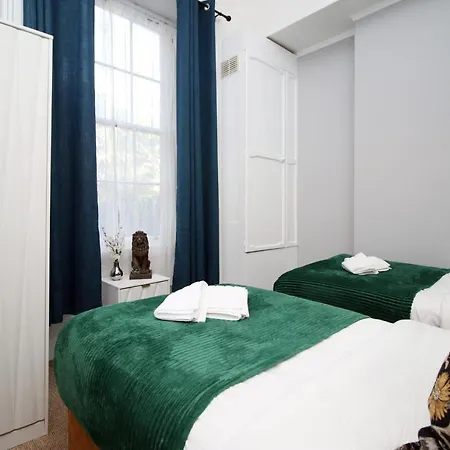 Sleek And Stylish 2 Bed In Clifton - Garden *