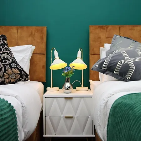 Sleek And Stylish 2 Bed In Clifton - Garden Apartment