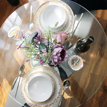 Sleek And Stylish 2 Bed In Clifton - Garden *