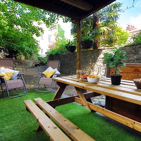 Sleek And Stylish 2 Bed In Clifton - Garden *