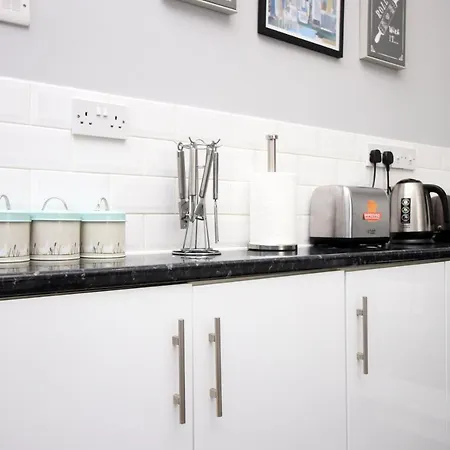 Sleek And Stylish 2 Bed In Clifton - Garden * בריסטול
