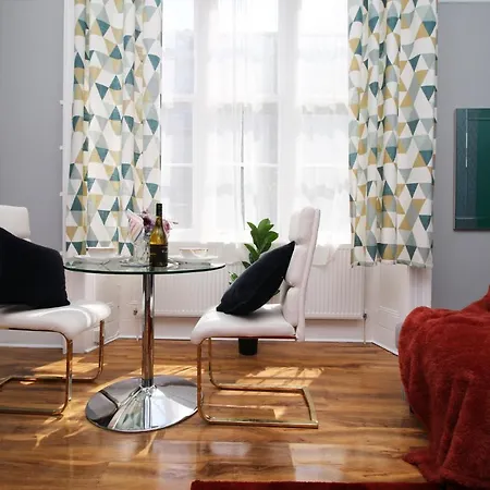 Sleek And Stylish 2 Bed In Clifton - Garden *