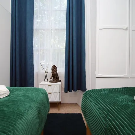 Sleek And Stylish 2 Bed In Clifton - Garden Apartment