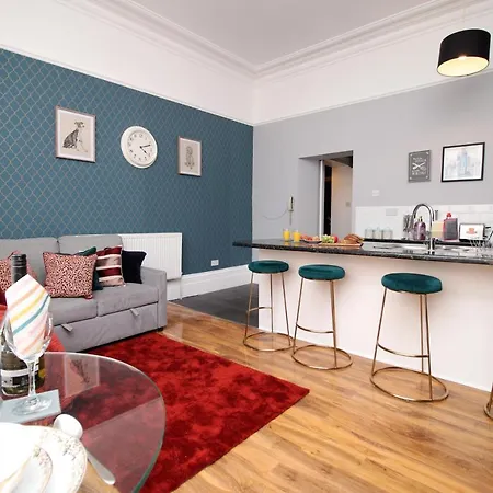 Sleek And Stylish 2 Bed In Clifton - Garden * בריסטול