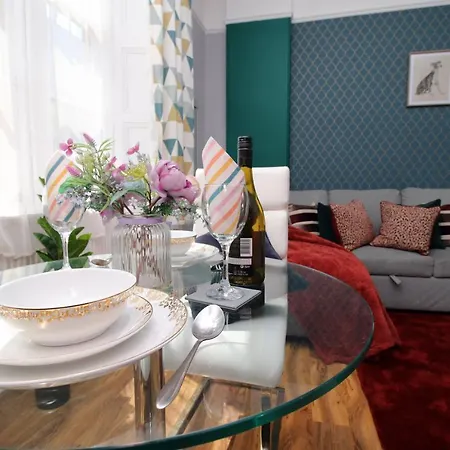 Sleek And Stylish 2 Bed In Clifton - Garden דירה