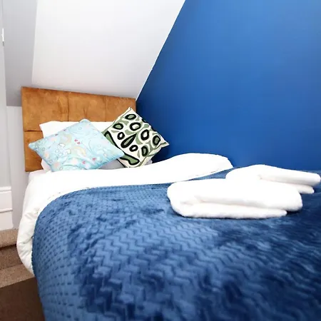 Sleek And Stylish 2 Bed In Clifton - Garden Apartment *