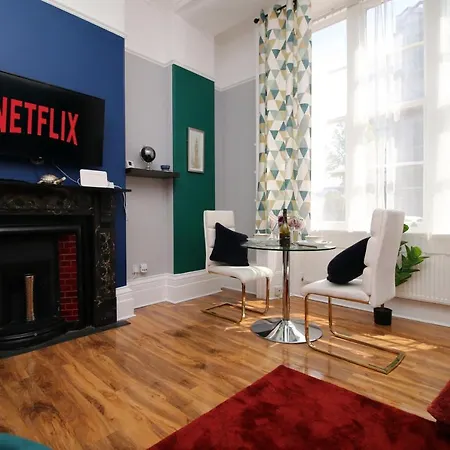 Sleek And Stylish 2 Bed In Clifton - Garden Apartment