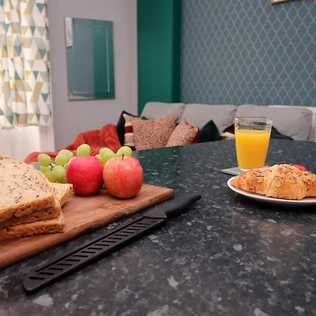 Sleek And Stylish 2 Bed In Clifton - Garden Apartment *