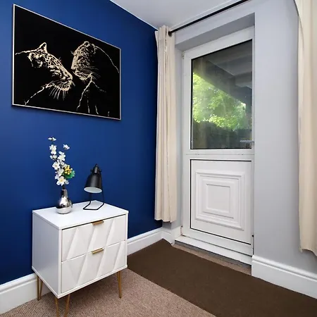 Sleek And Stylish 2 Bed In Clifton - Garden