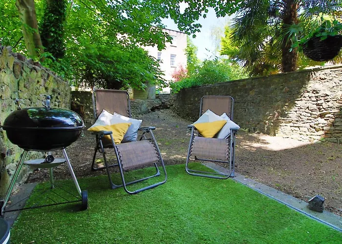 Sleek And Stylish 2 Bed In Clifton - Garden Apartment *