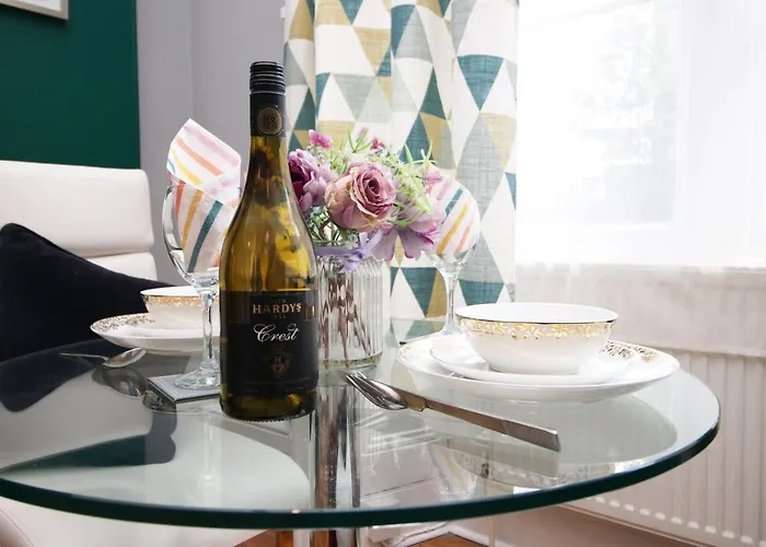 Sleek And Stylish 2 Bed In Clifton - Garden *