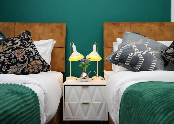 Sleek And Stylish 2 Bed In Clifton - Garden Apartment