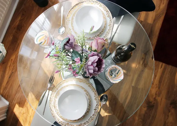 Sleek And Stylish 2 Bed In Clifton - Garden *