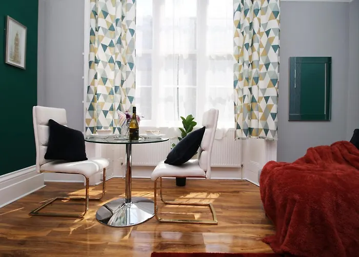 Sleek And Stylish 2 Bed In Clifton - Garden *