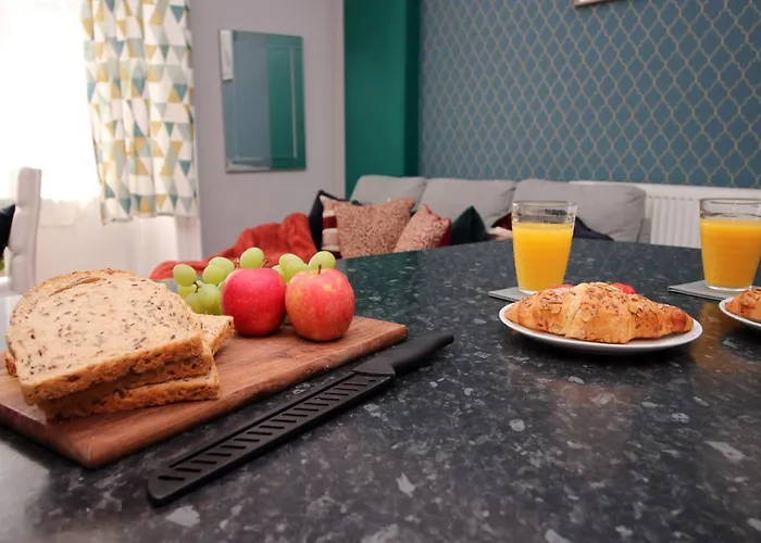 Sleek And Stylish 2 Bed In Clifton - Garden Apartment *