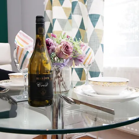 Sleek And Stylish 2 Bed In Clifton - Garden *