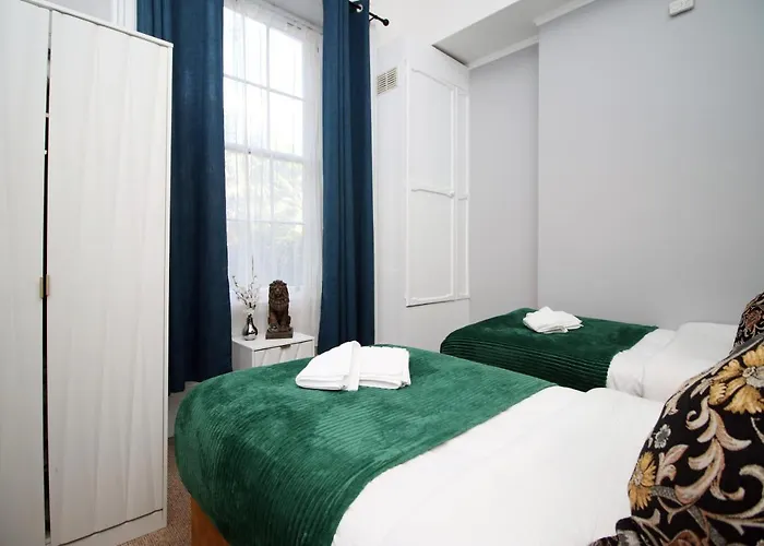 Sleek And Stylish 2 Bed In Clifton - Garden *