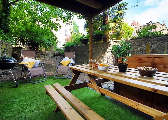 Sleek And Stylish 2 Bed In Clifton - Garden *