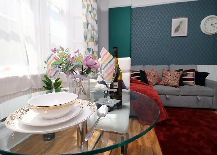 Sleek And Stylish 2 Bed In Clifton - Garden Apartament