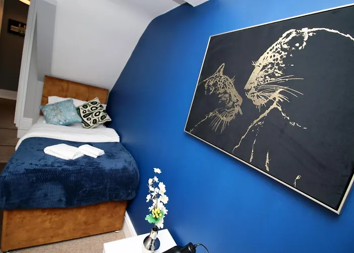 Sleek And Stylish 2 Bed In Clifton - Garden *