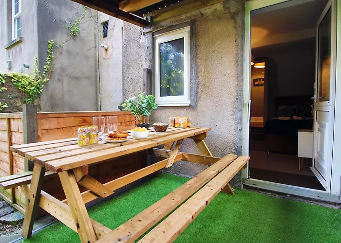 Sleek And Stylish 2 Bed In Clifton - Garden